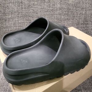 Yeezy Black Sandals Minimalist Design Slip-On